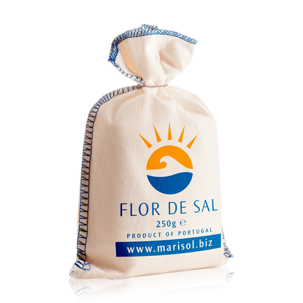 Stoffsäckchen Marisol Flor de Sal, 250 g, präsentiert mit feinen, natürlichen Meersalzflocken – perfekt zum Verfeinern von Speisen und für anspruchsvolle Köche, schräg von vorne fotographiert