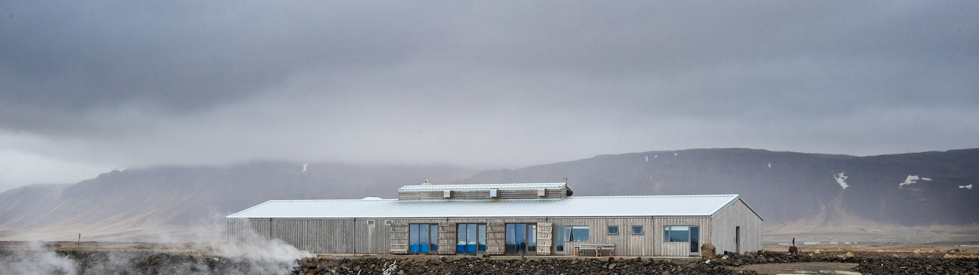 Blick auf das Gebäude der Nordur Salzproduktion umgeben von der weiten, rauen Landschaft Islands – bekannt für hochwertiges Meersalz.